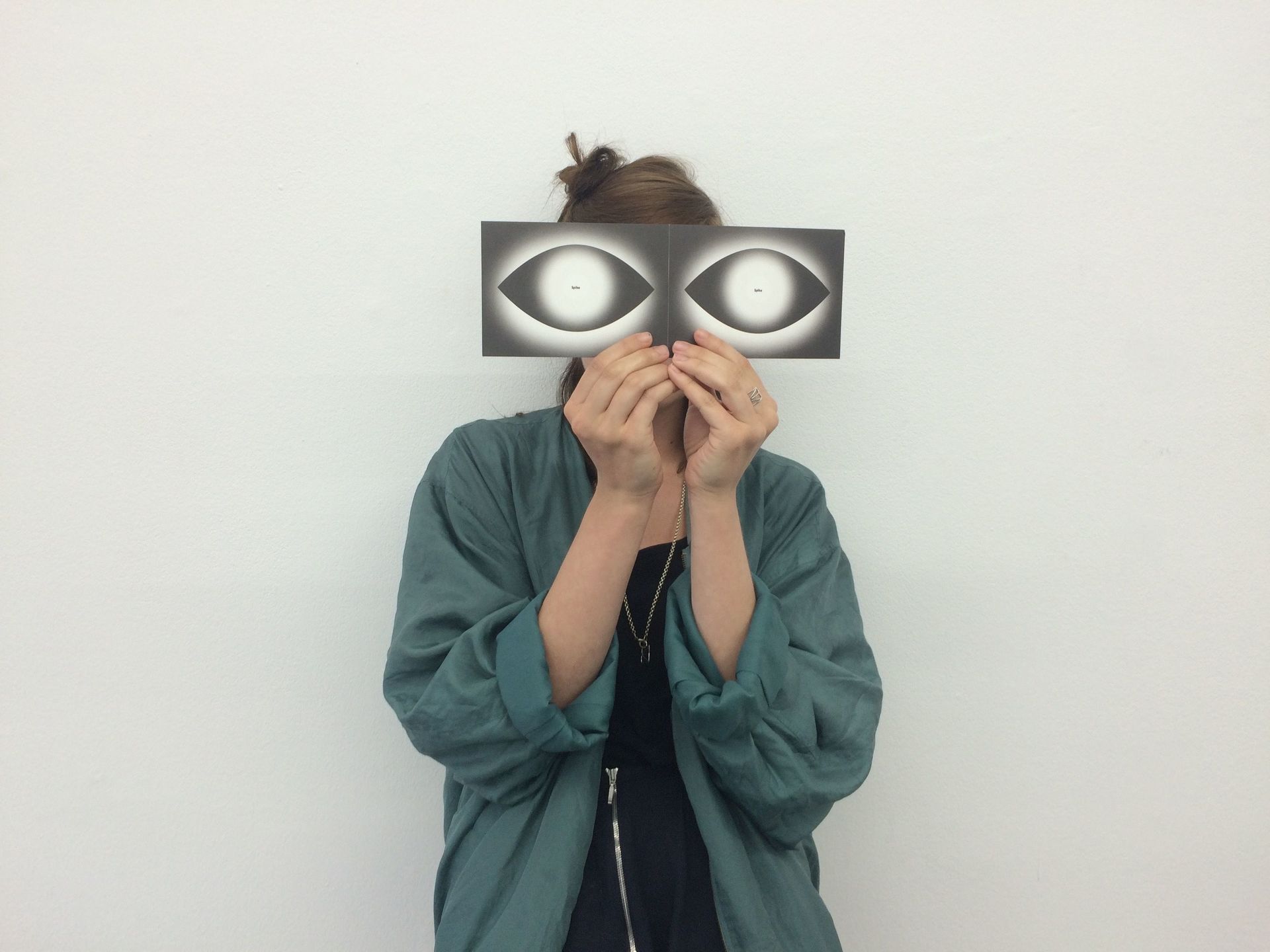 S with big eyes